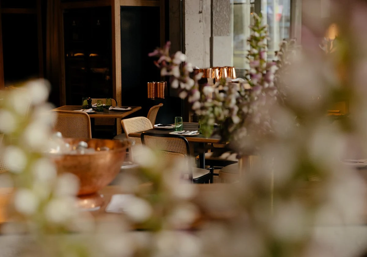 Gypsy: the dining room seen through the table flowers