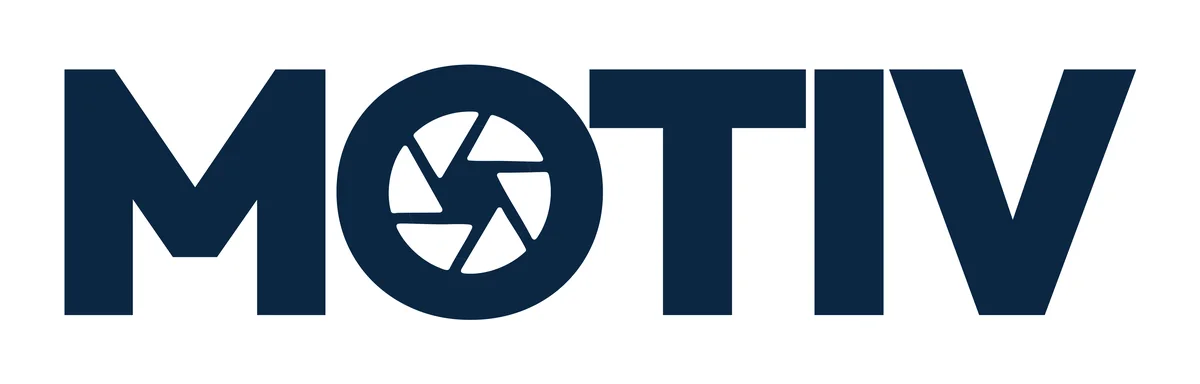 Motiv: a wordmark with a camera lens set into the letterform