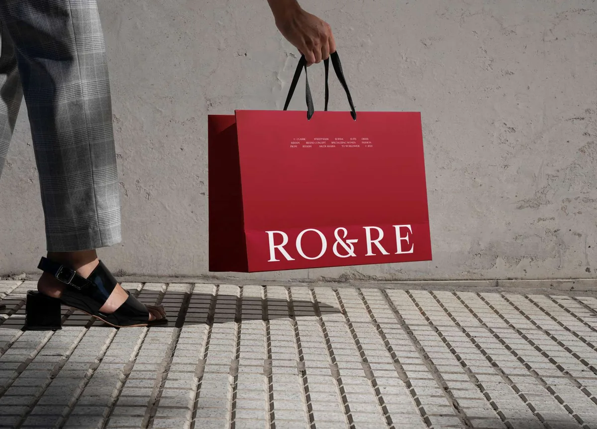 RO&RE: the shopping bag carried on the street