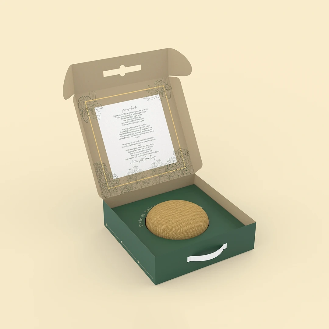 Sorlet: mailer box with the hat seated in its insert